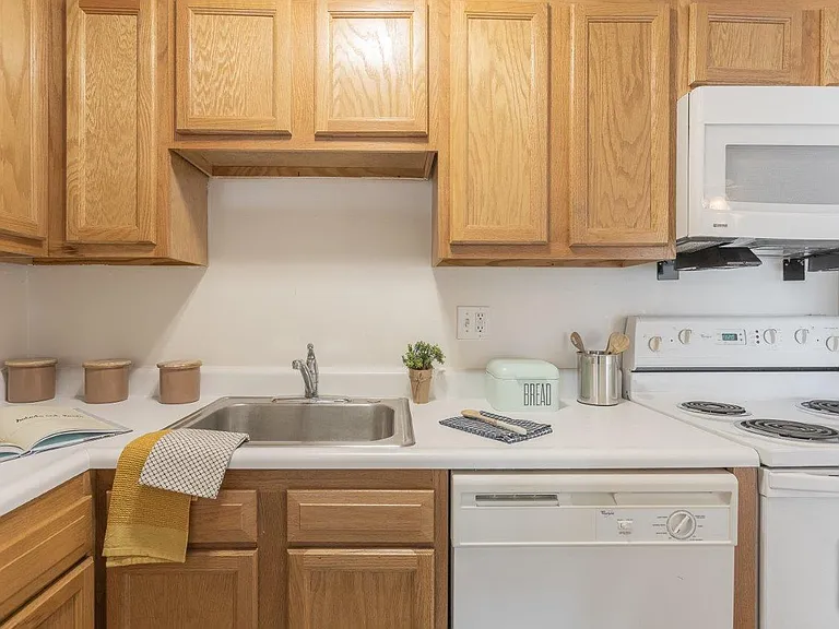 Webster Manor Apartment Homes — Photo 6
