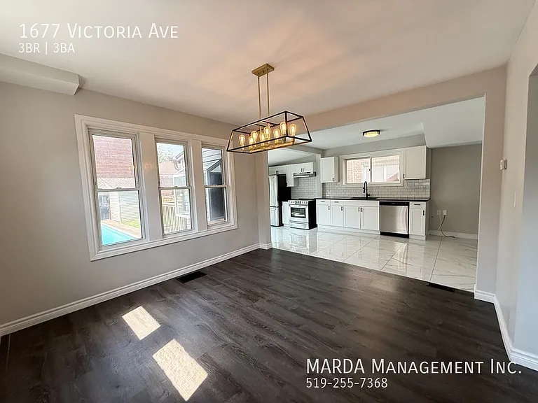 1677 Victoria Ave — Photo 10