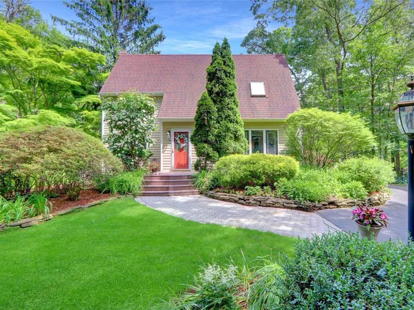 590A N Country Road, Saint James, NY 11780