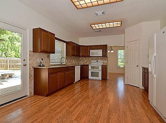 3rd image of 627 Savanna Dr