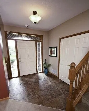 Fantastic, Newer 3bed/2.5bath Townhome*End Unit*Heated Garage*Dancing Waters* Available DEC 1st — Photo 2