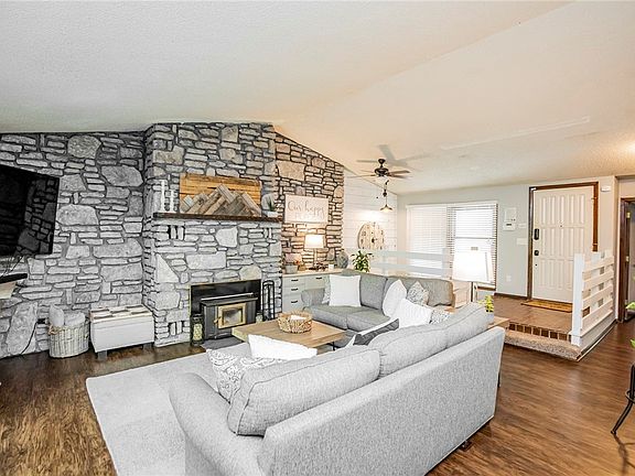 3rd image of 37 Dogwood Dr