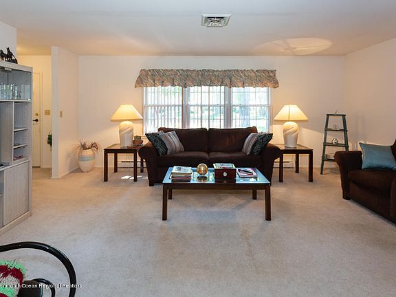 5th image of 817A Balmoral Ct