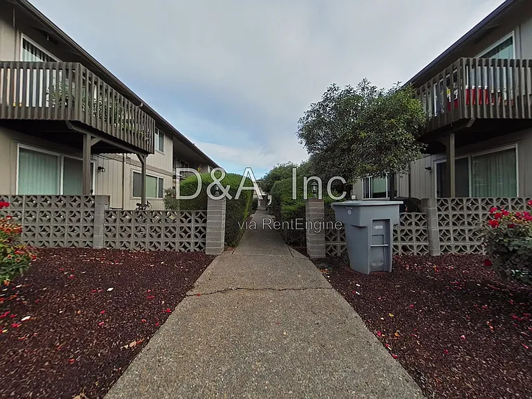 2201 NW Grant Ave #7 — Photo 1