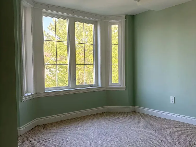 142 Hall St — Photo 11