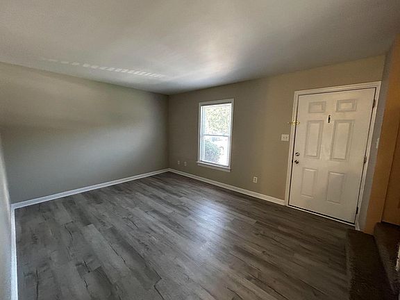 4th image of 220 Ivanhoe Ct
