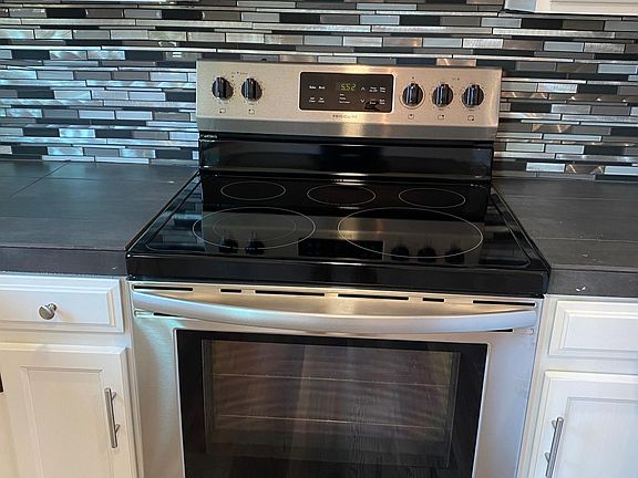 4th image of 924 N Revere Unit 102