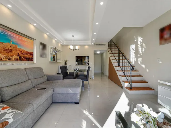 1305 W 53rd St APT 429, Hialeah, FL 33012