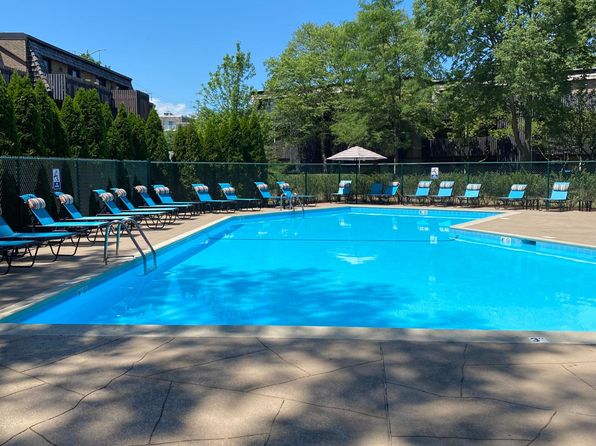 1705 Northfield Sq APT E, Winnetka, IL 60093