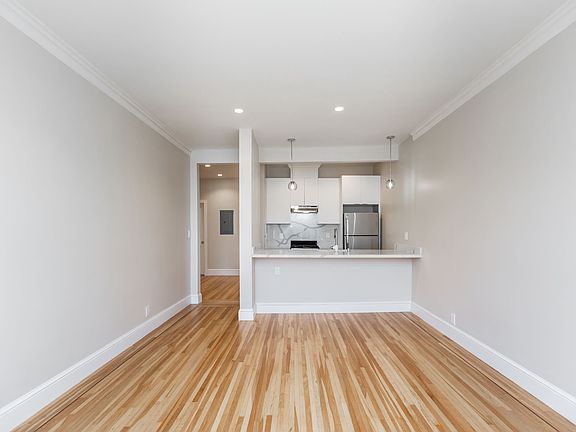 3rd image of 3035 Baker St #2
