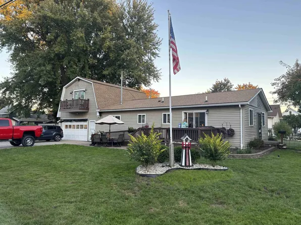 632 Pleasant St, Algonac, MI 48001