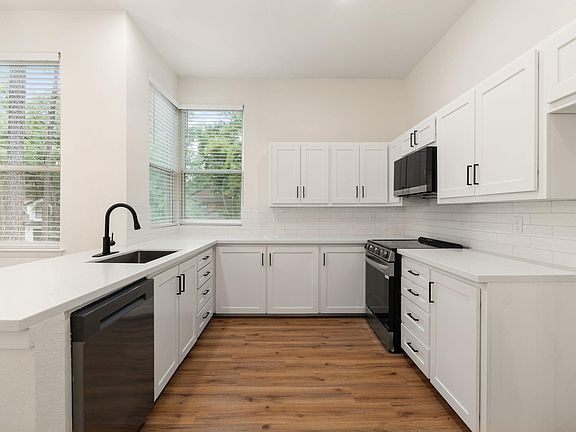 5th image of 30 Shallow Pond Pl