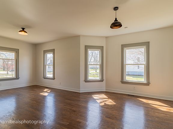 2nd image of 900 N 8th Ave