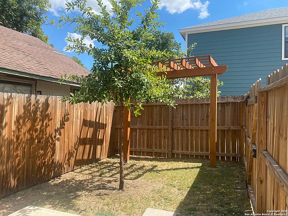 4th image of 1714 Burnet St #401