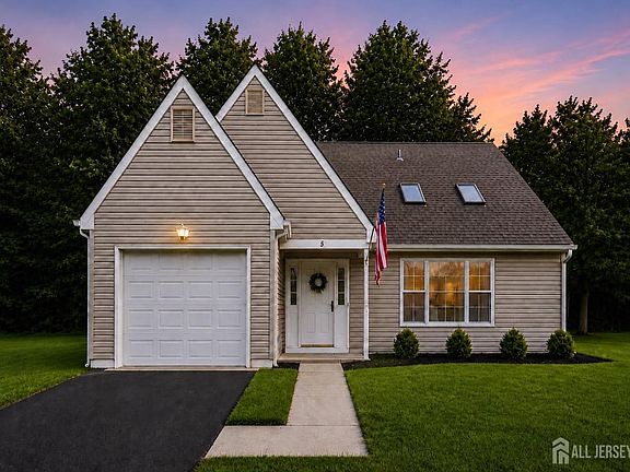 2nd image of 5 Chamberlain Ct