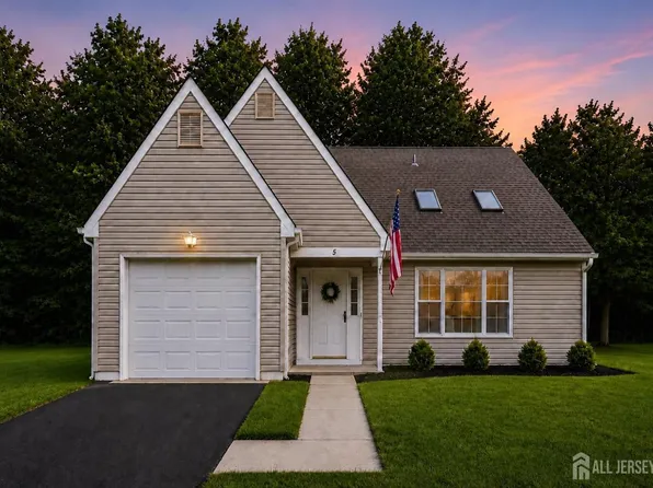5 Chamberlain Ct, Old Bridge, NJ 08857