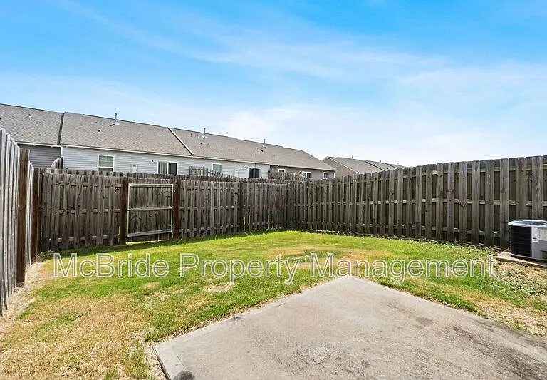 957 Madrid Ct — Photo 17