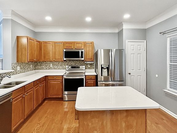 3rd image of 638 Providence Pl SW