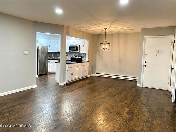 4th image of 128 Amberly Dr
