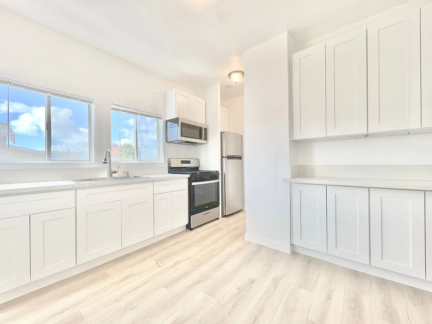 707 W 48th Street — Photo 3