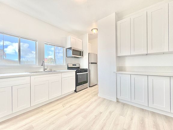 3rd image of 707 W 48th St #709-1/2