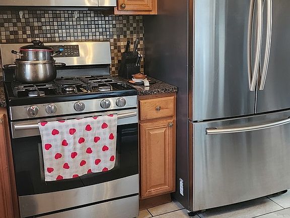 5th image of 409 Hyde Park Ave
