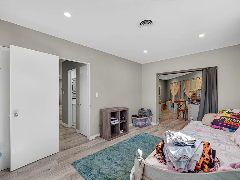 1570 NE 30th Pl — Photo 35