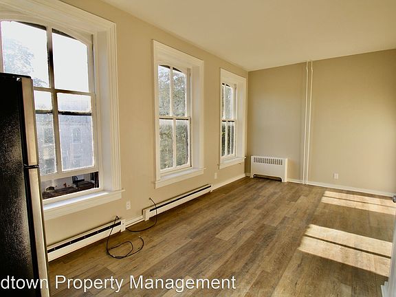 4th image of 1015 Green St