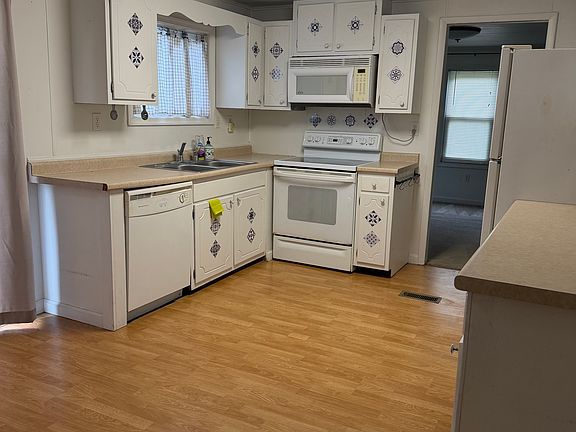 3rd image of 138 Hidden Springs Ln