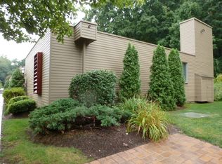 67 Charlton Hill Rd, Hamden, CT 06518