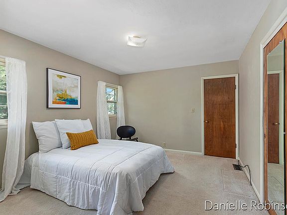 3rd image of 1318 Cherry Ave