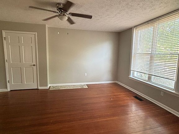 4th image of 170 E Loudon Ave #1