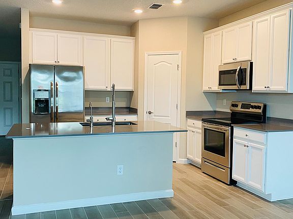 Kitchen with Large breakfast Bar