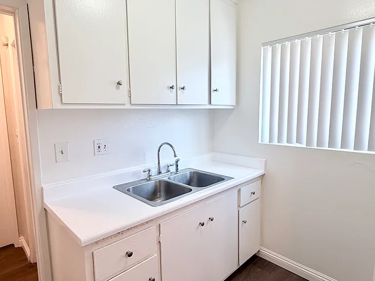 12414 Dunrobin Ave #5 — Photo 3