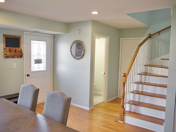 3rd image of 140 Knightsbridge Dr