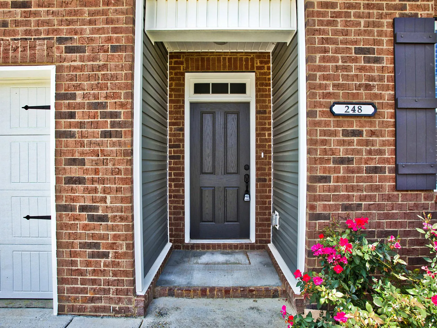 4 bed, 2056 sqft, $1,975 — Photo 3