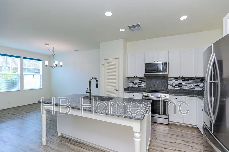 3 bed, 3.0 bath, 1376 sqft, $4,300 — Photo 4