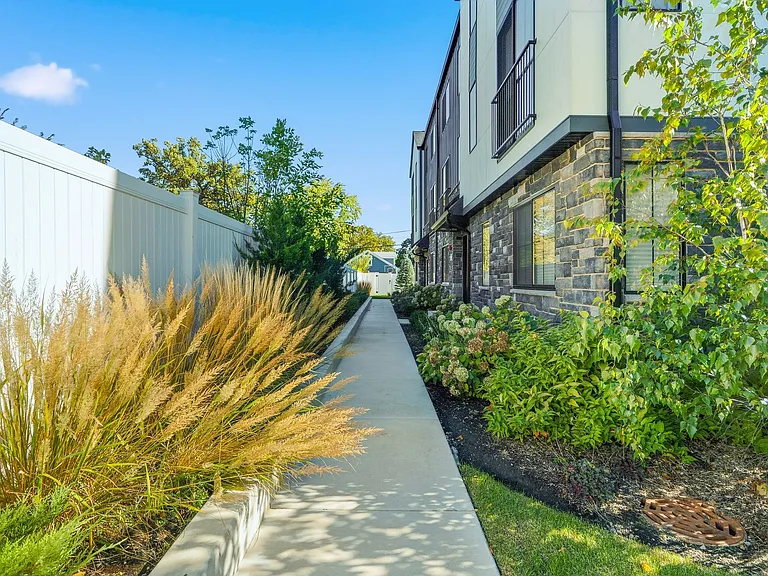 Bloom Street Townhomes — Photo 17