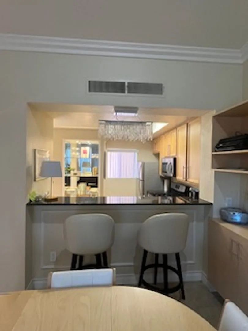 Top Floor 1 Bath| 1 Bedroom Luxury Condo (NV Energy/SW Gas/Internet Included in price) — Photo 3