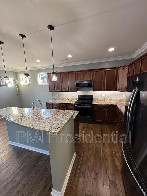 4 bed, 3.0 bath, 2289 sqft, $3,100 — Photo 4
