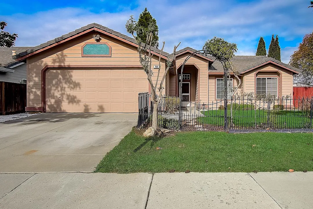 750 Del Monte Dr photo 1