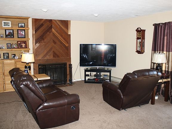 4th image of 889 Grays Ln
