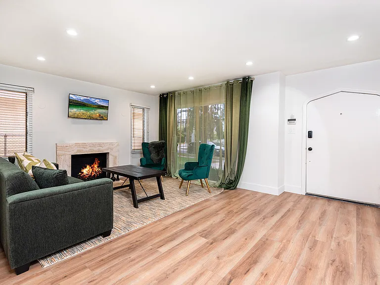 307 S La Peer Dr — Photo 2