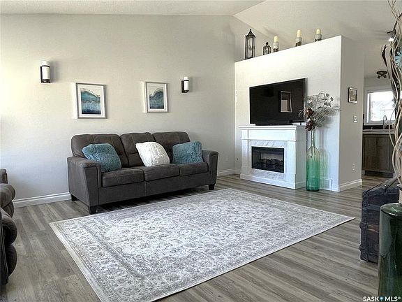 4th image of 360 Bendel Cres