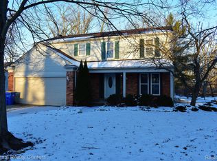 5818 King James Ln, Waterford, MI 48327