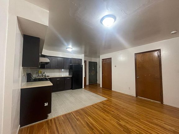 2nd image of 3039 Linden Pl Fl 1