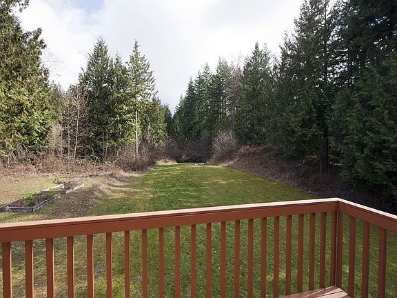 Deck overlooking private acreage