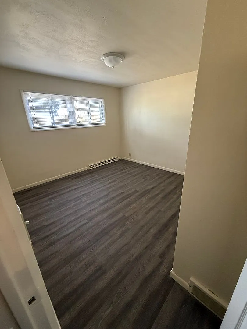 2815 Thomas Dr — Photo 3
