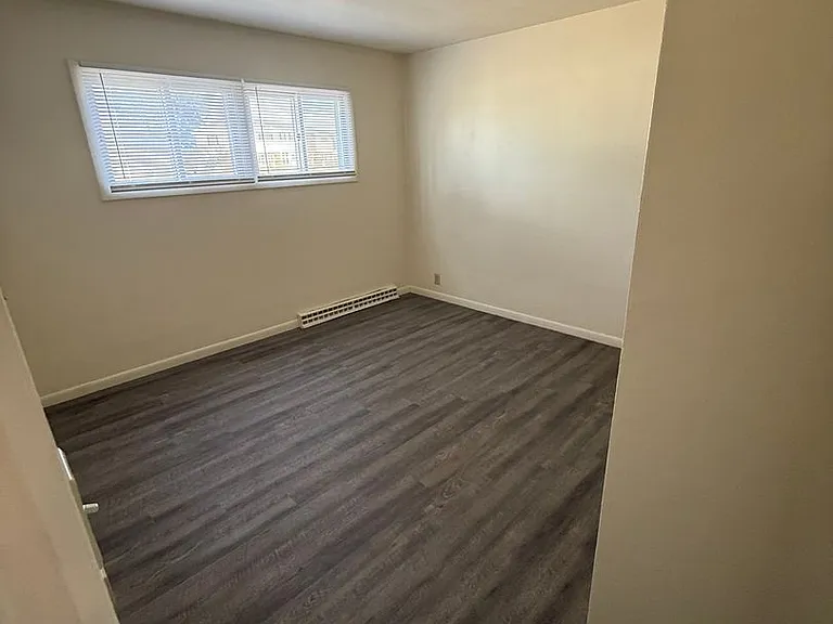 2815 Thomas Dr — Photo 2