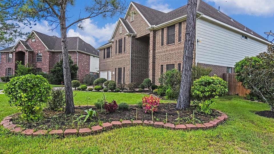 5/3.5/2 Cul-de-sac and corner lot home with extensive landscaping.